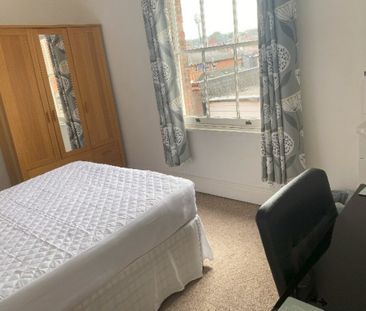 6 Bed Student Accommodation - Photo 2