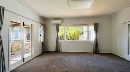 Charming 3 Bedrooms House in Albany - Photo 3