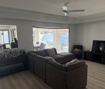 Helensvale - Photo 2