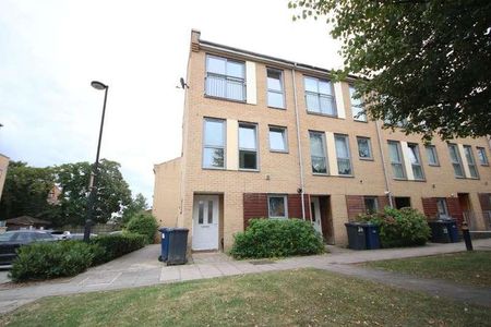 Fortune Avenue, Edgware, Middlesex, HA8 - Photo 2