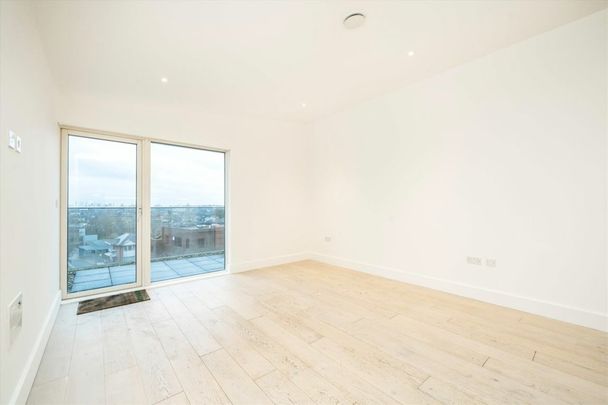 Frazer Nash Close, TW7, London - Photo 1