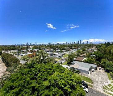 2-Bedroom Apartment with Breathtaking Gold Coast Skyline Views - Photo 4