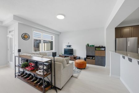 For Lease - 275 SQUADRON Crescent, Manor Park - Cardinal Glen and Area, Ontario - Photo 2