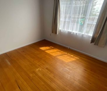 Front unit - 2 Bed 1 Bath - Ready for its new tenants! - Photo 5