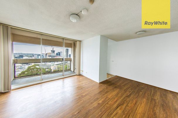 PANORAMIC SKYLINE VIEWS FROM BRIGHT APARTMENT - Photo 1