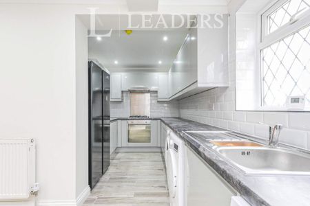 House to rent - Photo 2