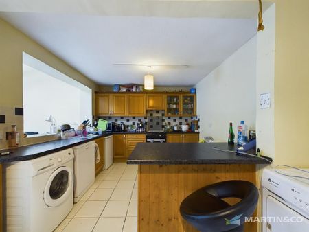 1 bedroom in a house share to rent - Photo 3