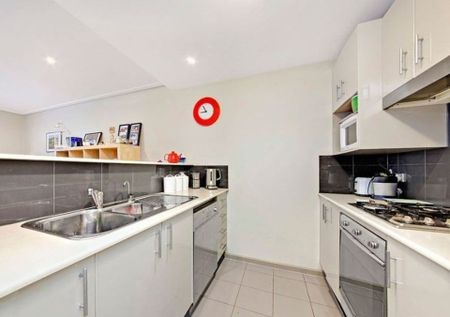 Beautiful Two Bedroom in Waterside Precinct - Photo 4