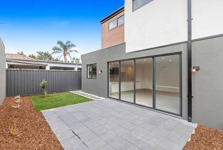 EXECUTIVE TOWNHOUSE | IMPRESSIVE DESIGN | CONVENIENT LOCATION - Photo 5