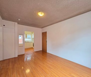 CONVENIENTLY LOCATED TWO-BEDROOM UNIT WITH SUNNY ASPECT - Photo 6