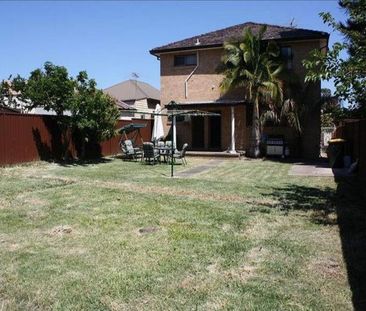 Spacious 4 Bedroom Home - Photo 4