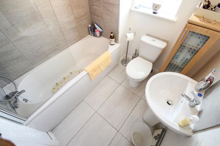 2 bedroom end of terrace house to rent - Photo 4