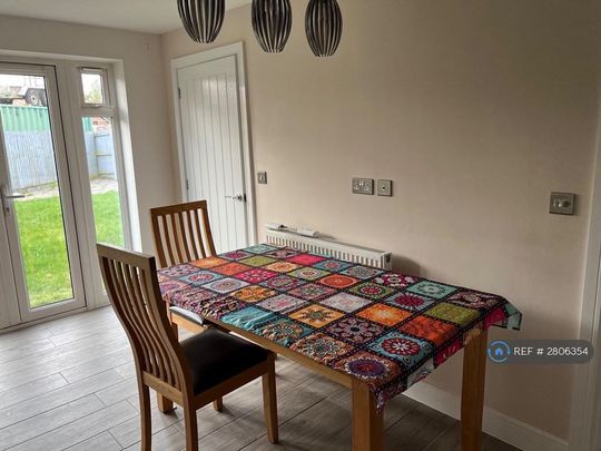 4 bedroom detached house to rent - Photo 1