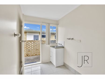 2 Ensenada Court, Broadbeach Waters QLD 4218 - House For Rent | Domain - Photo 4