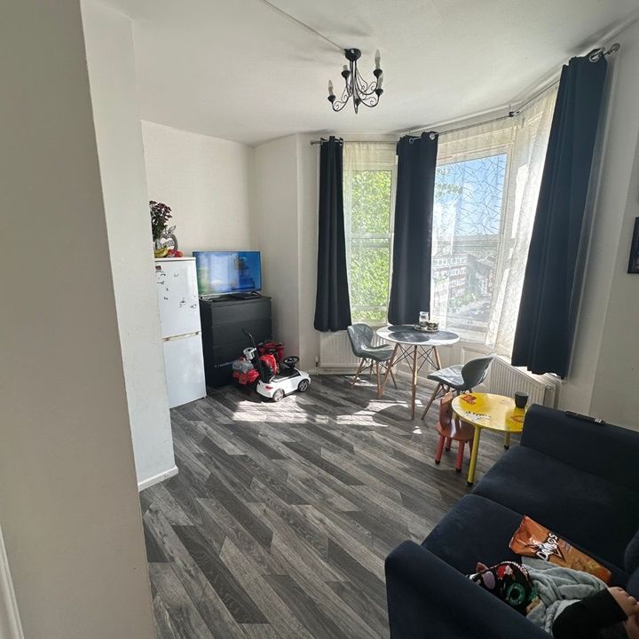 3 Bed Flat, Ash Villa, LU1 - Photo 1