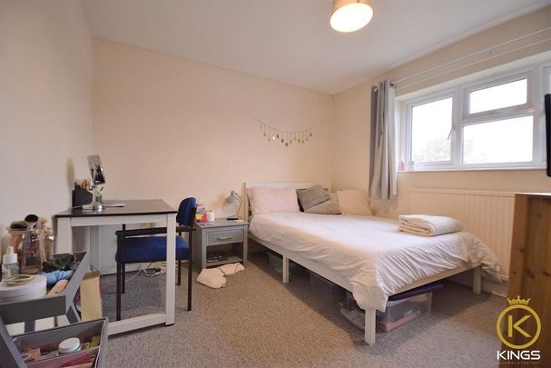 4 bedroom semi-detached house to rent - Photo 1