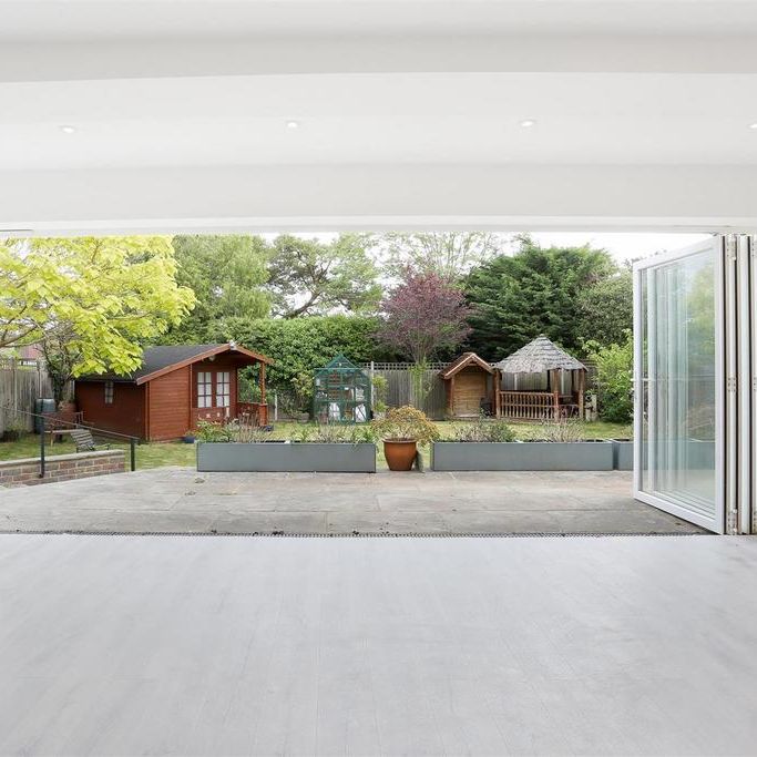 6 bedroom detached house to rent - Photo 1