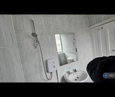 4 bedroom flat to rent - Photo 4