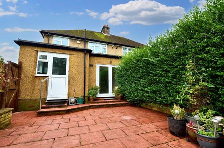 4 bedroom semi-detached house to rent - Photo 4