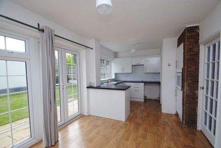 3 bedroom semi-detached house to rent - Photo 5