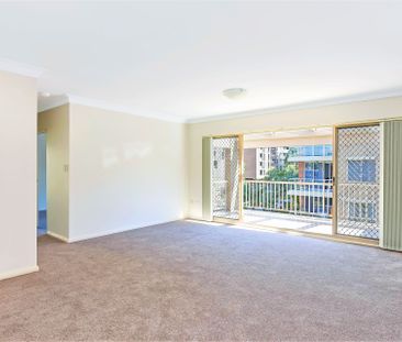 Bright & Breezy Two Bedroom Apartment - Photo 1