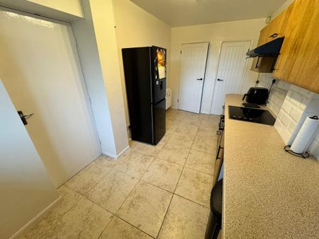 3 bedroom semi-detached house to rent - Photo 3