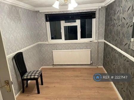 3 bedroom flat to rent - Photo 4