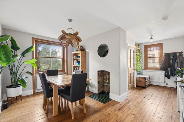 A bright and characterful split-level apartment with a private roof terrace and impressive top-floor reception room. - Photo 1