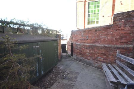 2 bedroom end of terrace house to rent - Photo 5