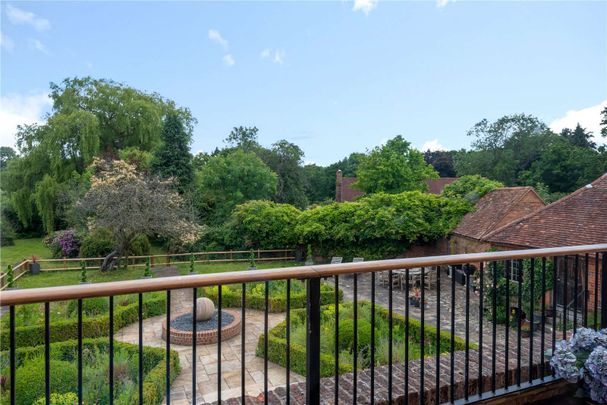 Original Grade II listed Elizabethan house packed with period features. - Photo 1