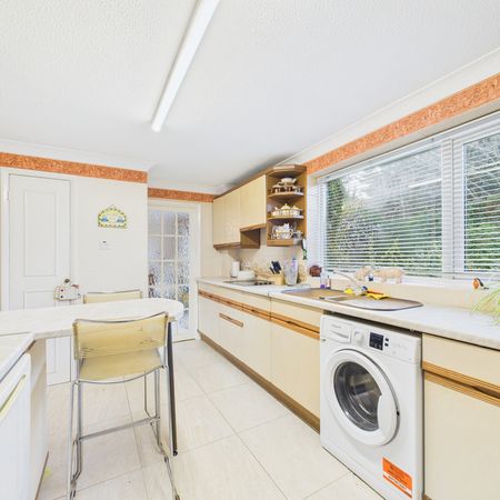 4 bed detached house to rent in Tithe Close, Maidenhead, Berkshire, SL6 2YT - Photo 3