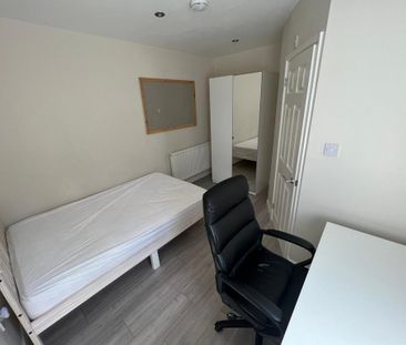 8 bedroom end of terrace house to rent - Photo 1