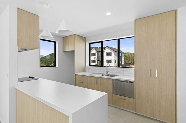 Brand new 3-bedroom Townhouse in fabulous Whitby - Photo 1