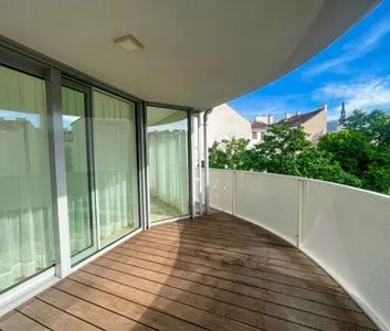 Stunning 5-Room Residence with Sunlit Balcony & Private Garage - Photo 2