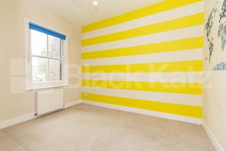 A Spacious property with 2 equally sized double bedrooms in a lovely conversion - Photo 2