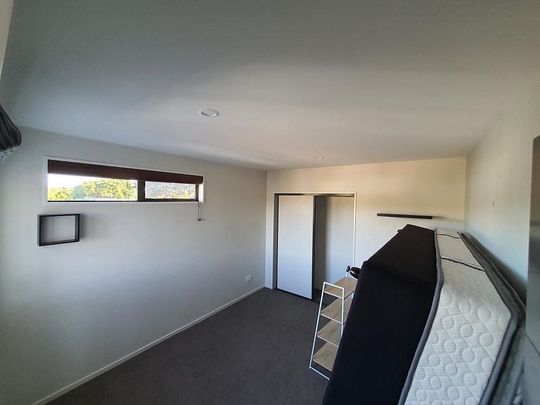 Modern family home - Photo 1