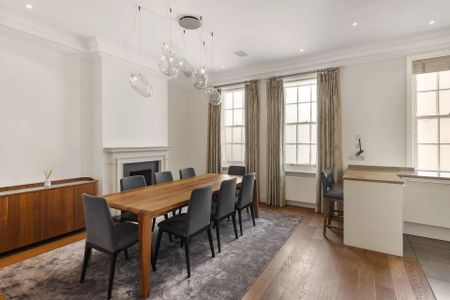 An elegant Mayfair duplex with roof terrace, balcony and lift. - Photo 4