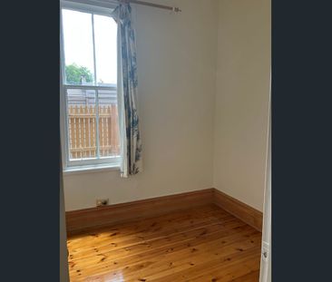 Classic terrace home with natural light and great location. - Photo 3