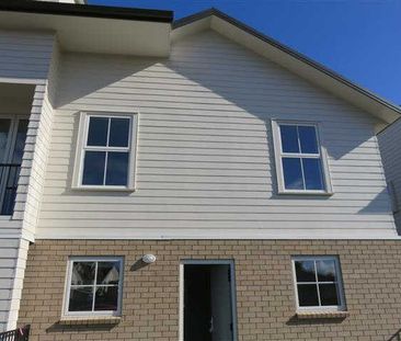 Three bedroom town house is located within a short walk to Waikato ... - Photo 1
