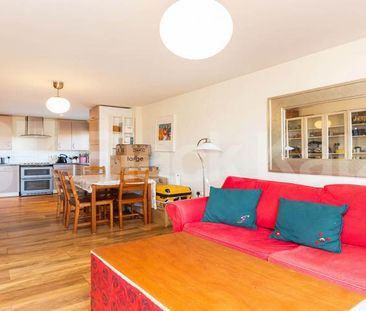 Spacious modern one bedroom flat mins to tube & shops - Photo 3