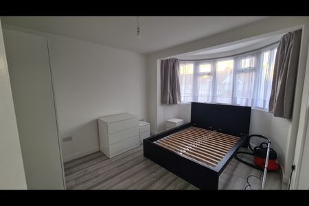 Room in a Shared House, Rayners Lane, HA2 - Photo 3