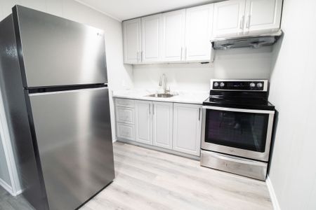 **COZY** 2 Bedroom apartment in Welland!! - Photo 3