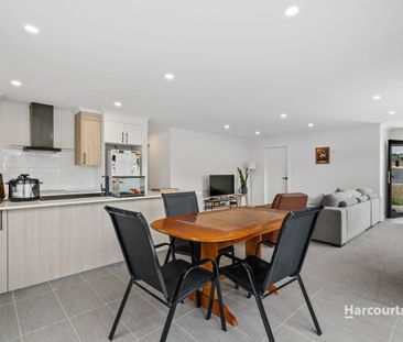 Modern, light-filled home with open-plan living - Photo 3