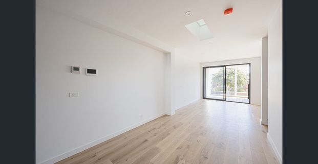 Contemporary elegance in the heart of Thornbury - Photo 1