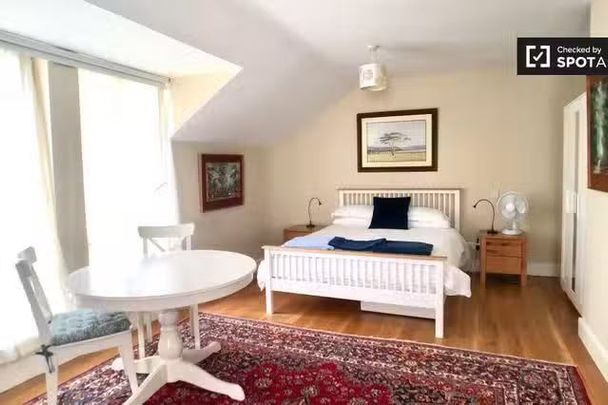 Chic studio apartment for rent in Killiney, Dublin - Photo 1