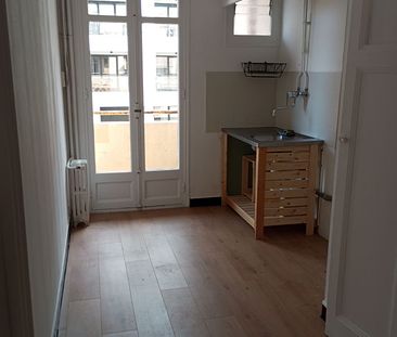 Appartement 1 pièces 35m2 MARSEILLE 8EME 680 euros - Photo 3