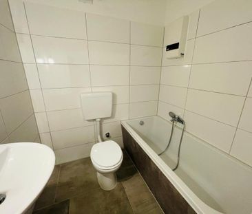 Frisch renovierte 2-Raum Wohnung mit Balkon und neuem Bad - Foto 1