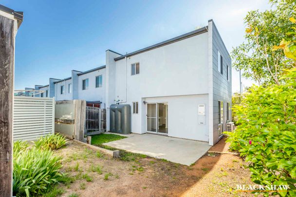 Three bedroom townhouse in perfect location - Photo 1