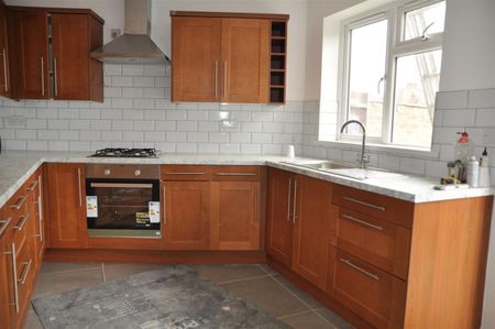 5 bedroom House To Let Total Size: 2200 SQ FT - Photo 4