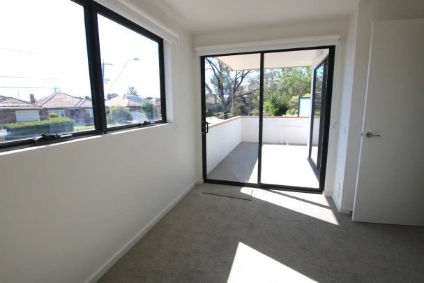 “Brand-New Luxury Townhouse!” - Photo 1